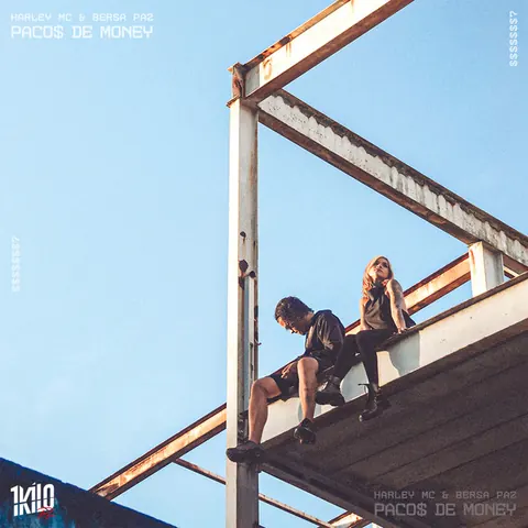 Capa de Pacos de Money: Harley MC e Bersa Paz sentados no alto de uma estrutura de concreto, contra o céu azul